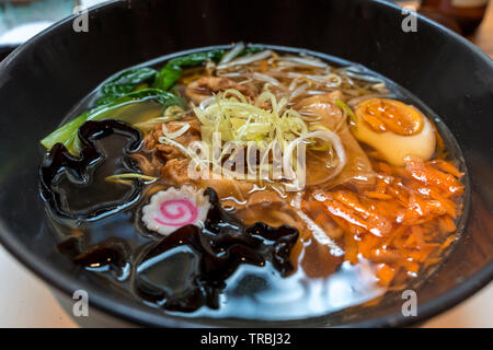 Bol de ramen japonais de porc avec des nouilles, des légumes frais et œuf dur Banque D'Images