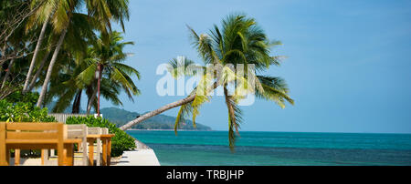 Image horizontale à l'extérieur tables et chaises de restaurant, paysage marin turquoise palmiers pendu sur la plage, Samui Island, Thaïlande Banque D'Images