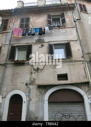 Un grand bâtiment typiquement italien dans la ville de Tivoli avec lave-suspendus sur une ligne entre les balcons Banque D'Images