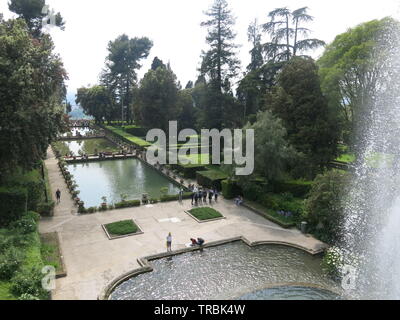 Vue sur la partie inférieure des piscines et un parc dans les jardins à la Villa d'Este, site du patrimoine mondial de l'UNESCO célèbre pour ses cascades et fontaines. Banque D'Images