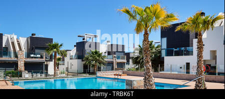 26 avril 2019 : vue panoramique espagnol moderne villas de luxe avec piscine à jour ensoleillé. Photo taken in Torrevieja resort city à Costa Blanca Banque D'Images