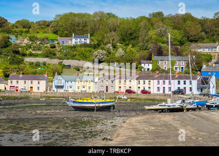 Port de Fishguard à marée basse, Parc national de la côte de Pembrokeshire, ouest du Pays de Galles Banque D'Images