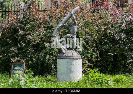 Le désarmement immédiat' ('Разоружение») sculpture en aluminium créé en 1987 par l'O.S. Kiryukhin situé dans le parc Muzeon Des Arts, Moscou, Fédération de Russie Banque D'Images