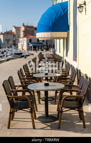 Tables et chaises vides d'un café en Opatija (Croatie) Banque D'Images