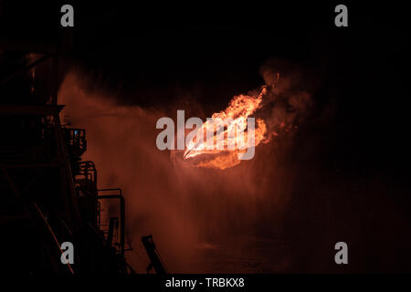 Bien tester le fonctionnement (à la torche) d'un forage de pétrole et de gaz. Énorme feu flamme de gaz contrôlé par le système déluge Banque D'Images