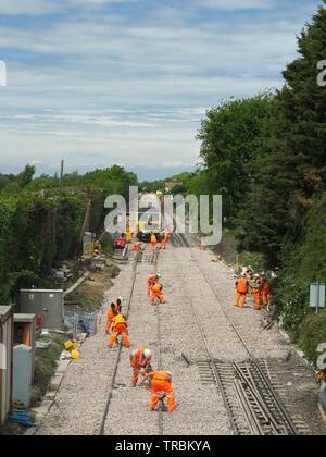 Vue des travailleurs et de la formation de sabotage sur la branche Felixstowe travaillant sur les mises à niveau de la piste. Banque D'Images