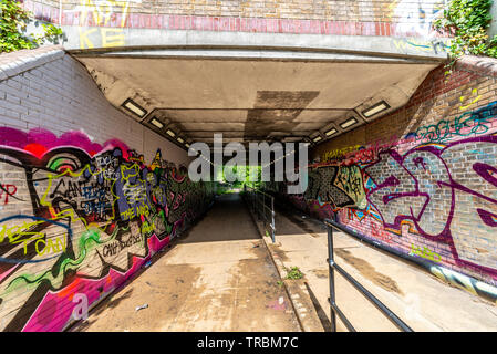 Couverts de graffitis bridleway et passage inférieur pour piétons à Southend on Sea, Essex, Royaume-Uni. 10 à l'Aviation Way Bridleway et Jubilee Country Park Banque D'Images