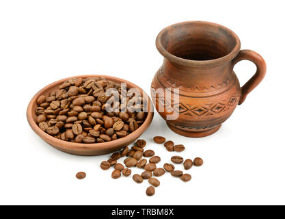 Tasse en céramique de grains de café isolé sur fond blanc Banque D'Images