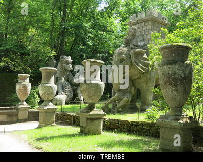 Grandes urnes de pierre sur les terrasses et de gigantesques sculptures en pierre de bêtes dans la mythologie sont caractéristiques de la Sacro Bosco jardins. Banque D'Images