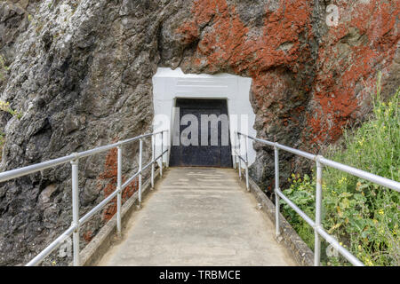 Lighthouse Point Bonita entrée du tunnel dans la roche. Banque D'Images