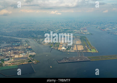 Vue aérienne de la baie de Tokyo autour de l'aéroport international de Haneda, à Tokyo, au Japon. Banque D'Images