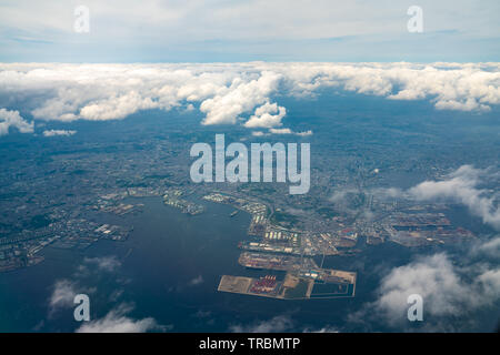 Vue aérienne de la baie de Tokyo autour de la ville de Yokohama à Kanagawa, Japon. Banque D'Images