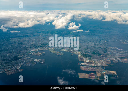 Vue aérienne de la baie de Tokyo autour de la ville de Yokohama à Kanagawa, Japon. Banque D'Images