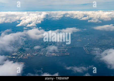 Vue aérienne de la baie de Tokyo autour du pont de la Baie de Yokohama à Tokyo, Japon. Banque D'Images