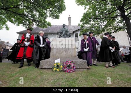 Un salon victorien a eu lieu à Dorchester, Dorset le 2 juin 2019 à l'occasion de ce qui aurait été du 139e anniversaire de Thomas Hardy et 90 ans depuis sa mort. Un conseil de ville de cortège et dépôt de gerbes à la statue de Thomas Hardy a eu lieu. Le Village de Purbeck Quire chante au Shire Hall, Maypole danse et un Punch and Judy show faisait partie de ce divertissement. Banque D'Images