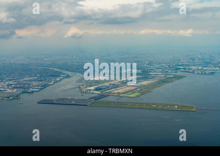 Vue aérienne de la baie de Tokyo autour de l'aéroport international de Haneda, à Tokyo, au Japon. Banque D'Images