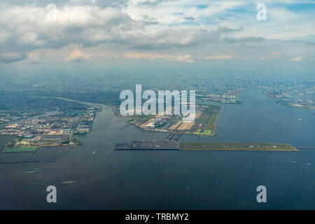Vue aérienne de la baie de Tokyo autour de l'aéroport international de Haneda, à Tokyo, au Japon. Banque D'Images