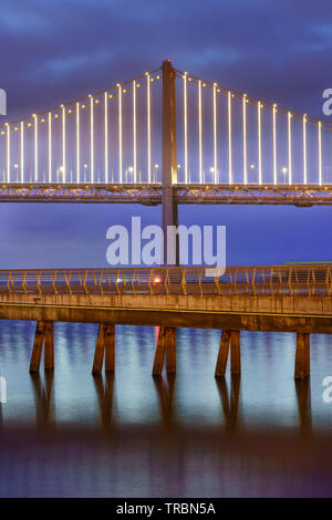 Bay Bridge est situé en Californie, États-Unis, et relie San Francisco et Oakland. Sa construction achevée en 1936 et est l'un des principaux monuments de Banque D'Images