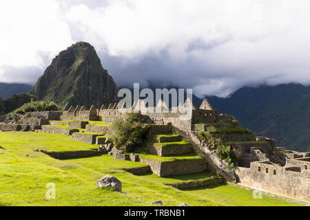 Machu Picchu - Pérou Machu Picchu après-midi nuages sur la citadelle et la montagne Huayna Picchu au Pérou, Amérique du Sud. Banque D'Images