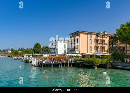 SIRMIONE, Lac de Garde, ITALIE - Septembre 2018 : hôtels en face de l'eau à Sirmione sur le lac de Garde. Banque D'Images