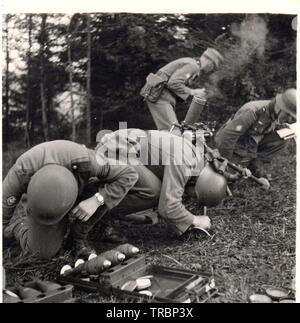 Les soldats allemands les troupes de montagne fire un mortier en Norvège 1940 Banque D'Images