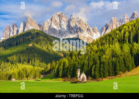 Paysage ensoleillé de cols alpins. L'église St Johann avec de belles montagnes des Dolomites, Santa Maddalena, Val Di Funes, Dolomites, Italie.