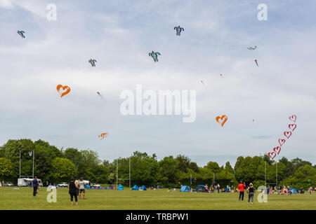 Basingstoke Kite Festival en juin 2019, un événement populaire, Hampshire, Royaume-Uni. Beaucoup de cerfs-volants voler ensemble. Banque D'Images