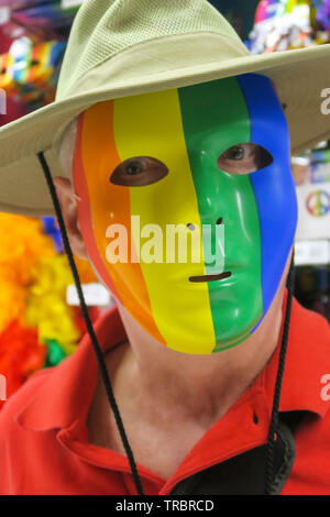 L'homme dans un monde Arc-en-ciel de la fierté, Masque USA Banque D'Images