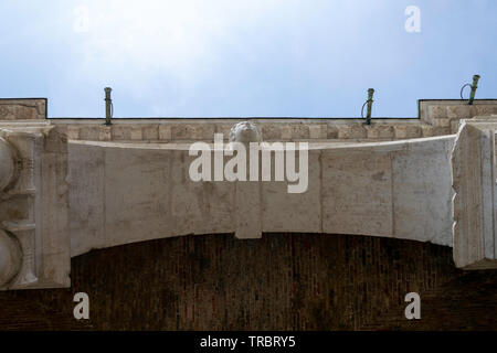 Vue de dessous d'une arche sur la Basilique palladienne montrant le travail de la pierre et tête sculptée Banque D'Images