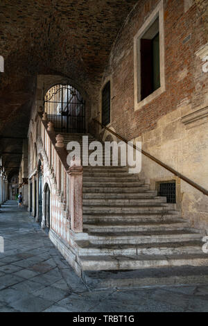 Escalier avec marches de pierre à l'étage supérieur de la Basilique palladienne dans la ville de Vicenza en Italie Banque D'Images