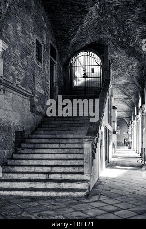 Escalier avec marches de pierre à l'étage supérieur de la Basilique palladienne dans la ville de Vicenza en Italie en noir et blanc Banque D'Images