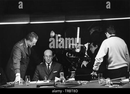 George C. Scott en tant que 'Buck' général Turgidson Peter Sellers comme président Merkin Muffley et réalisateur Stanley Kubrick DR. STRANGELOVE ou : Comment j'ai appris à cesser de m'inquiéter et à aimer la bombe 1964 sur le plateau de tournage candide scénario Stanley Kubrick, Terry Southern et Peter George production design Ken Adam Hawk Films / Columbia Pictures Banque D'Images