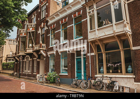 Façade de brique et bâtiments élégants des vélos sur la rue à Dordrecht. Ville avec port important et historique en Pays-Bas. Banque D'Images