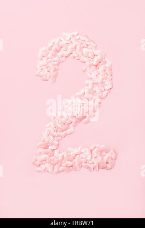 Nombre de deux coeurs roses décoratives. Isolé sur fond rose Banque D'Images