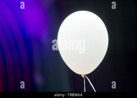 Blank White Hélium Ballon sur une chaîne blanche flottant dans l'air Banque D'Images