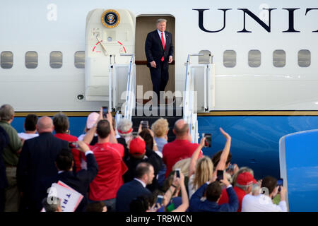 Le président américain, Donald J. Trump partisans accueille comme il deplanes un Boeing C-32 Air Force 1 à l'avant d'un maga rassemblement à Montoursville, PA Le 20 mai. Banque D'Images