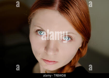 Visage d'une jeune fille qui a des cheveux rouge un grands yeux bleus. Femme polonaise. Banque D'Images