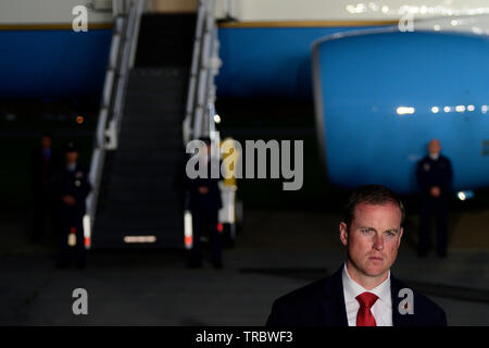 L'Air Mobility Command 89e Airlift Wing montent la garde personnelle en tant que Président américain Donald J. Trump comités un C-32 Air Force One Banque D'Images