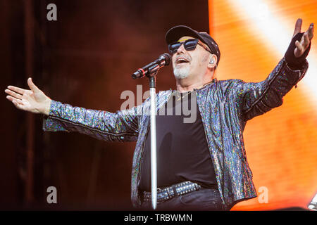 Milan Italie. 02 juin 2019. Le chanteur-compositeur de rock italien Vasco Rossi effectue sur scène au Stadio San Siro pendant les 'Vasco Non Stop Live Tour 2019" Banque D'Images