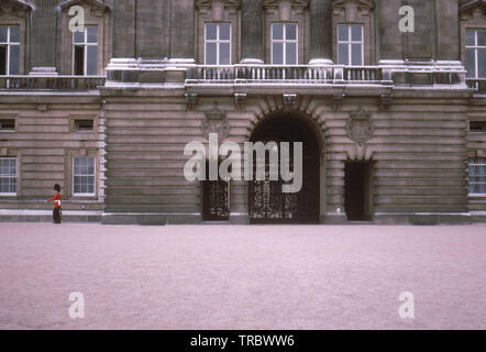 Londres, ANGLETERRE - Circa 1967 : une vue de l'imprimeur de la Garde côtière près de Buckingham Palace Banque D'Images