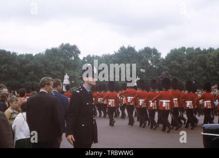 Londres, ANGLETERRE - Circa 1967 : une vue de l'imprimeur de la Garde côtière près de Buckingham Palace Banque D'Images