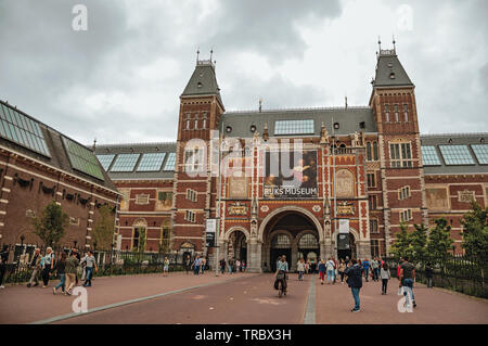 Les cyclistes et les piétons en face du Rijksmuseum à Amsterdam. L'activité culturelle de la ville avec d'énormes, les canaux et les ponts en Pays-Bas. Banque D'Images