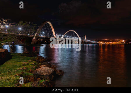 Vue de la nuit de l'JK bridge à Brasilia, Brésil. Banque D'Images