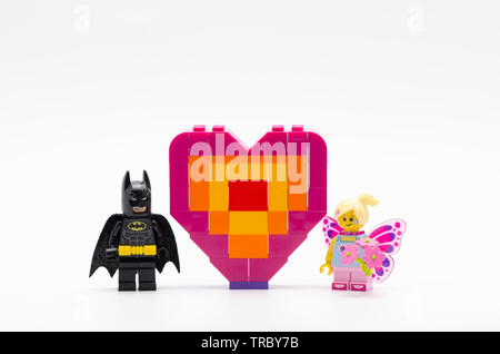 Lego Batman avec butterfly girl et offrant une pièce de forme de coeur. Figurines Lego sont fabriqués par les Lego. Banque D'Images
