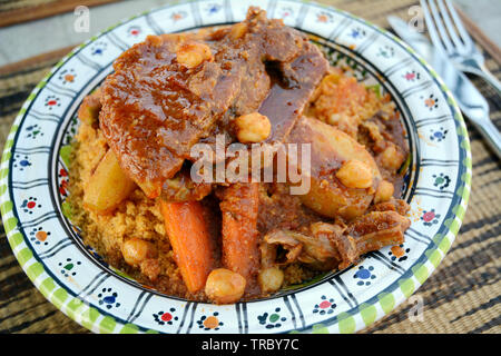 Un nord-africain traditionnel plat de couscous à l'agneau, de pois chiches et de légumes, servi dans un restaurant de la médina de Tunis, Tunisie. Banque D'Images