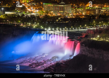 Niagara Falls, Canada - Mai 18-2019. Feux rouge, bleu illumine les cascades de Niagara Falls. Banque D'Images