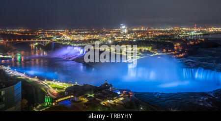 Lumières colorées s'allume l'eau tombe sur les chutes du Niagara dans la soirée. Banque D'Images