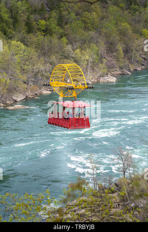 Niagara Falls, Canada - le 18 mai 2019 : Aero Cable car suspendu sur un câble robuste avec le point de vue de la Niagara Whirlpool de rivières sauvages, de Niagara Falls Banque D'Images