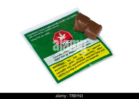 Cannabis Le cannabis comestibles, des bonbons au caramel avec 10mg de THC comestibles Banque D'Images