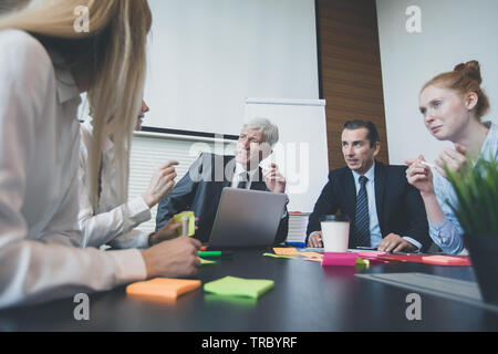 Processus de travail à la réunion d'affaires , gens assis autour de table office discuter des idées Banque D'Images